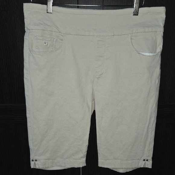 Gloria Vanderbilt Cream Women's Bermuda Shorts Elastic Waist 12 EUC - Picture 1 of 5